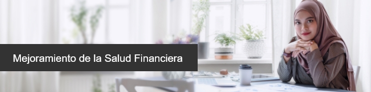 Una mujer analizando su situación financiera