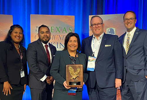 Woodforest National Bank Wins 2021 IBAT BOCB Gold Award for Financial Literacy. From left to right: Nisha Floyd, Krystian Reyes, Julie Mayrant and Mike White from Woodforest National Bank, and Christopher Williston, President and CEO from Independent Bankers Association of Texas.