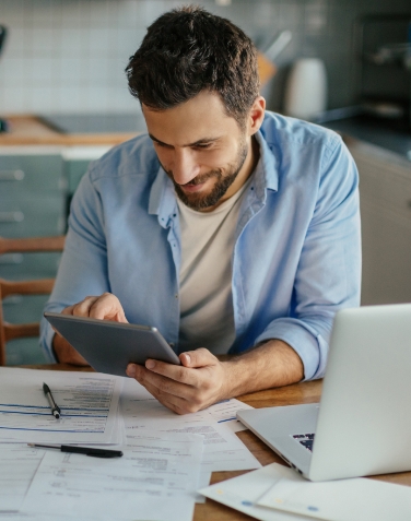 Man in a desktop using his tablet