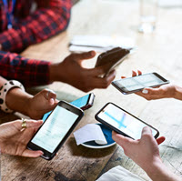 Manos sosteniendo telefonos inteligentes